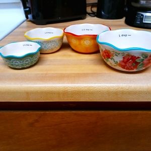 Measuring cups/ Pioneer Woman